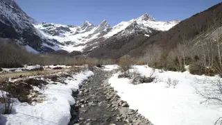 Esta sencilla ruta nos permite conocer el espectacular paisaje del Pirineo aragonés