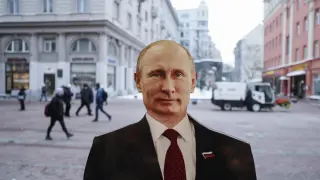 Un recorte de cartón del presidente ruso Vladimir Putin en exhibición fuera de una tienda de regalos en el centro de Moscú