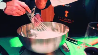 Cocinando en La Zarola, en Zaragoza.