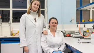 Andrea Celaya y Sofía Ibáñez, esta semana en el instituto Corona de Aragón, de Zaragoza.