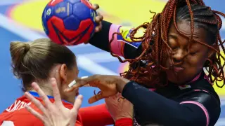 La zaragozana Danila So Delgado, defendida por la checa Natalie Kuxova, en el partido del Mundial de balonmano