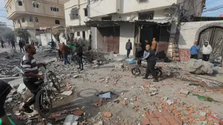 Los palestinos inspeccionan los restos de un ataque aéreo israelí contra la Mezquita y el Hospital de Jaffa en Dair el-Balah