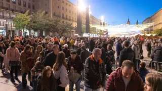 Miles de personas disfrutaban ayer del ambiente navideño en Zaragoza.