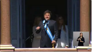 Javier Milei saluda desde el balcón de la Casa Rosada