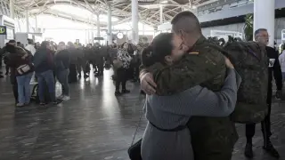 Los militares de la Brigada Aragón se despiden de sus familiares este domingo en el aeropuerto de Zaragoza