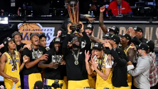 LeBron James (23), levanta la Copa de la NBA y celebra con sus compañeros de equipo después de ganar el campeonato del torneo de temporada de la NBA contra los Indiana Pacers en T-Mobile Arena
