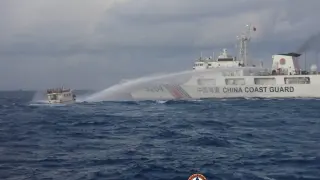 Un barco de la guardia costera china lanza un cañón de agua contra otro de Filipinas.