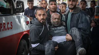 Varios hombres trasladan a un herido en Gaza
