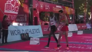 Ricardo Rosado ayuda al dejó que el keniano Evans Kimptai, en el Maratón de Málaga.