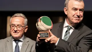 El escritor Lorenzo Silva recibe el premio Antonio de Sancha 2023.