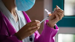 Una enfermera extrae una dosis de vacuna
