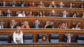 La vicepresidenta segunda y ministra de Trabajo y Economía Social, Yolanda Díaz (i, abajo), vota la proposición de ley de amnistía durante el pleno del Congreso de los Diputados celebrado este martes en Madrid