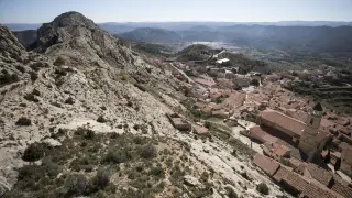Este pueblo de Teruel está situado en una ladera dominada por su castillo