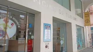 Fachada de la Oficina de turismo de Huesca, en la plaza López Allué.