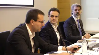 Enrique Barbero, Antonio Martínez y Santiago Martínez presentan el último número de la revista 'Economía Aragonesa'.
