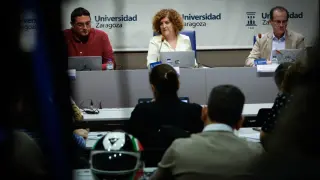 Javier Fabra, Ángela Alcalá y Fernando Latorre, durante la presentación de los resultados preliminares de la encuesta.