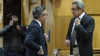Julio Calvo (Vox) y Víctor Serrano (PP), antes del inicio de la comisión.