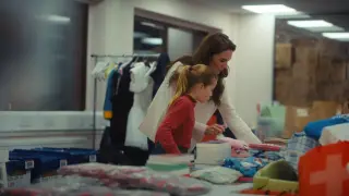 Kate Middleton y su hija, Charlotte, voluntarias en Christmas Baby Banks
