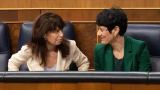 La ministra de Igualdad, Ana Redondo (i) y la ministra de Seguridad Social y Migraciones, Elma Saiz (d), durante una sesión de control al Gobierno, en el Congreso de los Diputados, a 13 de diciembre de 2023, en Madrid