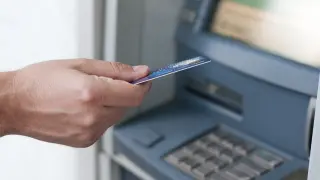 mano-que-inserta-tarjeta-cajero-automatico-maquina-banco-retirar-dinero-hombre-negocios-mano-hombres-pone-tarjeta-credito-atm
