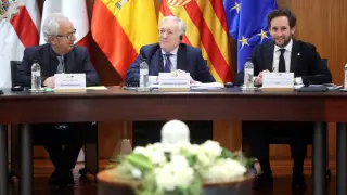 Michel Pélieu, Octavio López e Isaac Claver presidiendo la asamblea de la AECT en la Diputación de Huesca.