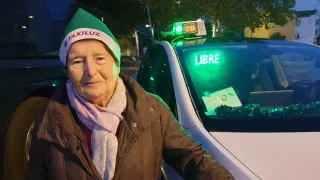 Pepi Ortega, de 84 años y usuaria de la residencia Ozanam, ha subido al taxi para disfrutar de las luces de Navidad en Zaragoza.