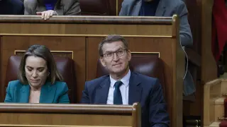 MADRID, 13/12/2023.- El líder el PP, Alberto Núñez Feijóo y la diputada del PP Cuca Gamarra, durante la sesión de control al Ejecutivo este miércoles en el Congreso, EFE/J.J. Guillén