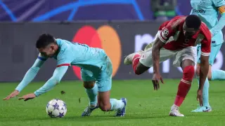 Gyrano Kerk (R) de Amberes en acción contra Ferran Torres de Barcelona durante el partido de fútbol de la fase de grupos de la Liga de Campeones de la UEFA