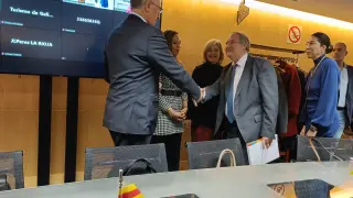 El ministro de Industria, Jordi Hereu, saluda al consejero de Turismo de la DGA, Manuel Blasco, en la sectorial.