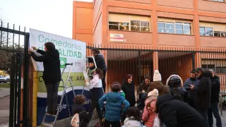 Colocación de una pancarta reivindicativa en el colegio Cortes de Aragón de Zaragoza.