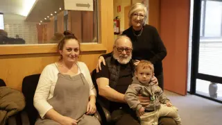Luis Marco, con su familia, en la jornada organizada en el Clínico por los 25 años del primer trasplante hepático en Aragón.