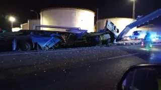Imagen de cómo quedó el camión tras el accidente en la A-68 en Monzalbarba