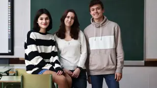 Jimena Arnas, Ixeia Duce y Rubén Herguedas, concursantes del especial 'Saber y Ganar' de RTVE del IES Pilar Lorengar de Zaragoza.