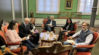 La alcaldesa de Huesca, Lorena Orduna, y varios miembros de su equipo de gobierno se han reunido este viernes con el rector de la Universidad de Zaragoza, José Antonio Mayoral.