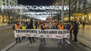La manifestación de trabajadores del transporte sanitario en Zaragoza