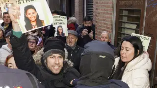 Un grupo de personas pide justicia para Esther López a la puerta del Juzgado