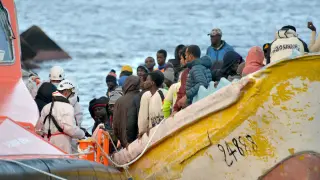 Miembros de Salvamento Marítimo atienden a decenas de migrantes de un cayuco llegado a la isla canaria de El Hierro.