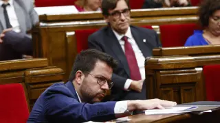 Salvador Illa observa a Pere Aragonès durante el pleno del Parlamento de Cataluña celebrado el pasado miércoles.
