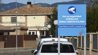 Un cartel avisa de las cámaras situadas en la travesía de Chimillas.