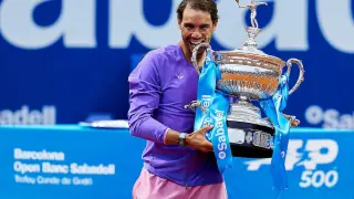 Rafa Nadal con el título del Barcelona Open Banc Sabadell 2021