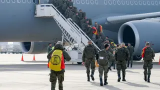 Militares de la Brigada Aragón I salen de la Base de Zaragoza el domingo hacia Letonia.