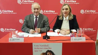 Carlos Gómez, director de Cáritas Zaragoza, y África Navarro, secretaria general, este martes en la rueda de prensa.
