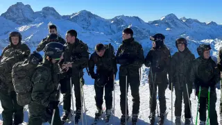 Imágenes de la cadete Leonor en el Pirineo aragonés esquiando junto a sus compañeros de la Academia General Militar.
