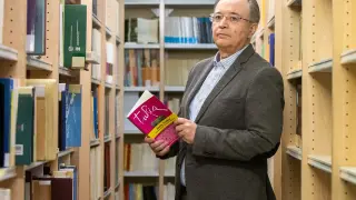 Raúl Carlos Maicas, director de la revista 'Turia', con la colección de los ejemplares publicados en 40 años en el IET.