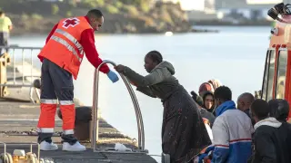 Salvamento rescata a 48 personas de una embarcación cerca de Lanzarote