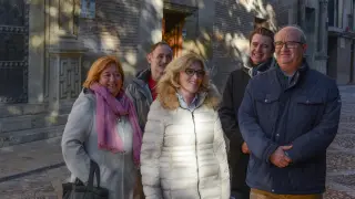 Silvia Salazar, en el centro, junto a otros concejales del grupo del PSOE en el Ayuntamiento de Huesca tras la comisión de Hacienda.