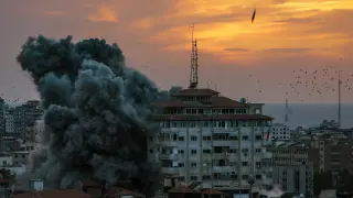 EVE5479. GAZA NCITY, 20/12/2023.- La aviación israelí bombardea la Torre Palestina, ubicada en el barrio de Al Rimal, en el centro de la Ciudad de Gaza, como represalia a la ofensiva terrestre y con cohetes lanzada por Hamás, el pasado 7 de octubre. EFE/ Mohammed Saber