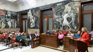 La periodista de HERALDO, Chus García, tras la entrega del galardón, este miércoles, en el salón de actos de la Diputación Provincial de Zaragoza.