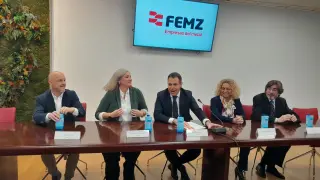 El presidente de la FEMZ, Benito Tesier, acompañado de Rafael Simón, a su derecha, Inmaculada Avellaneda, y a su izquierda, Clara Arpa y Pablo Ruiz, hoy en la rueda de prensa.