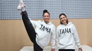La profesora de danza, María Marín, (a la izquierda) y Davinia Marichal, delegada de Jana Zaragoza, en el Centro Musical Las Armas.